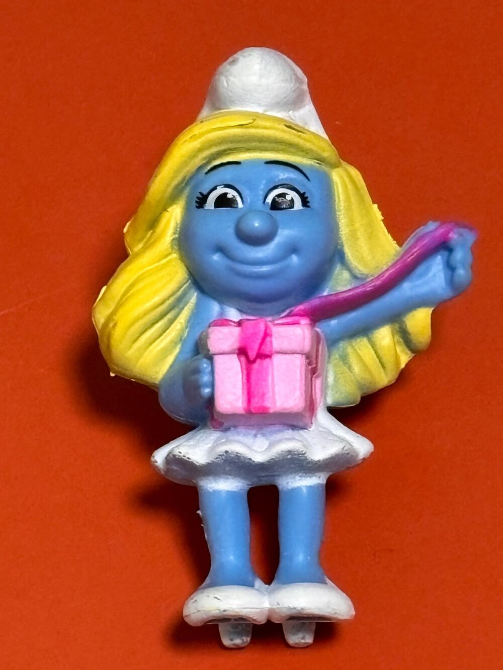 2013 Peyo Smurfs Smurfette Unwrapping Gift McDonald's Happy Meal Toy PVC 3.5”
